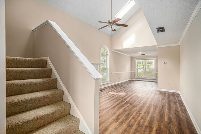 Photo - 3 bdrm  2.5 bath in Stone Mountain