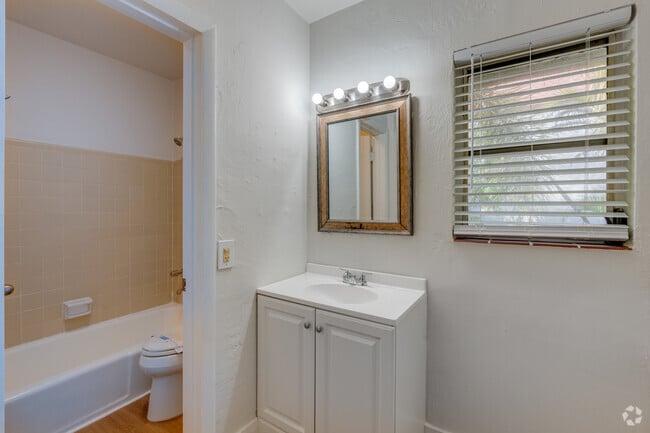 1BR, 1BA - 629SF - Bathroom