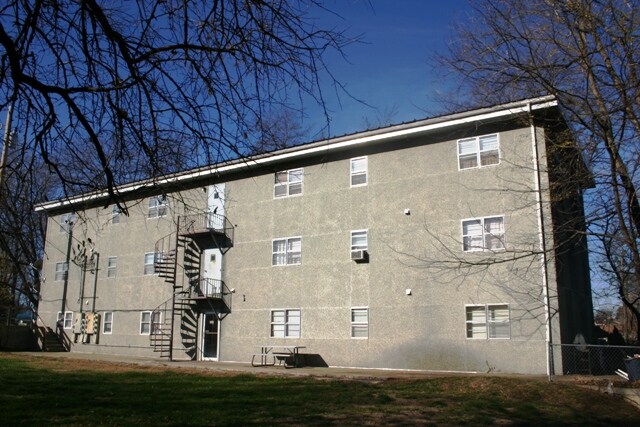 Photo - 307 W Elm St Apartments