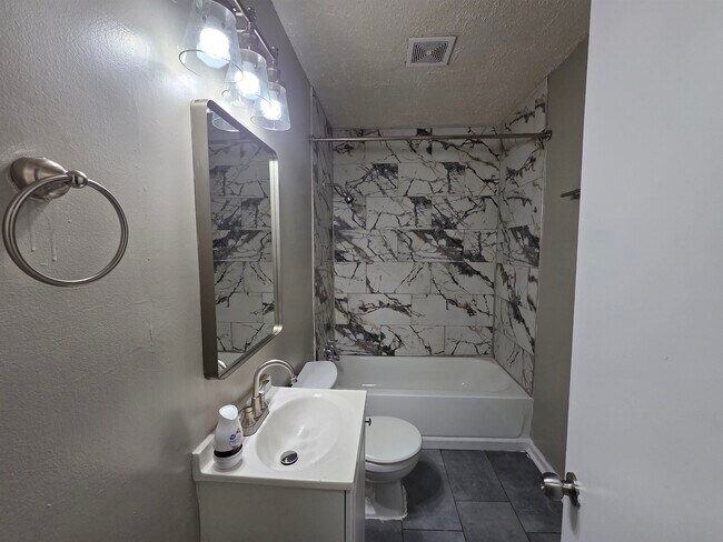 Photo - 1706 Echles St