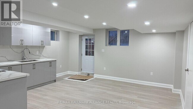 Photo - 7 Avanti Cres