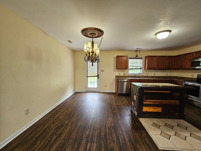 Photo - 3 Bed, .6 Acre Home In Chinquapin