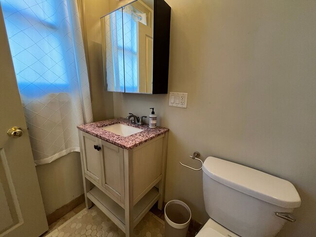 Photo - FG Rooms and Short Term Rentals Unit 244 Edwards  4-  Short term