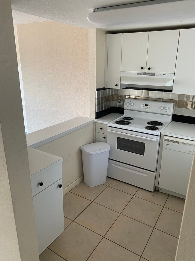 Kitchen - Elizabeth Gardens at Lauderhill