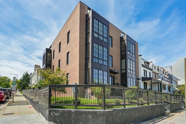 Building Photo - 2100 4th St NE