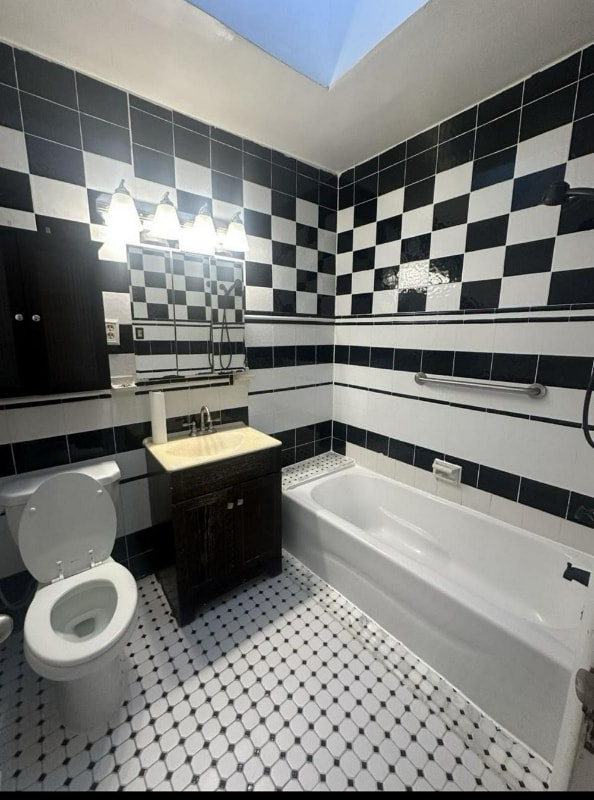 Photo - 301 Loureiro Ln