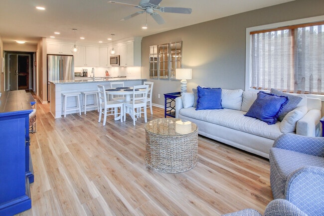 Photo - 590 Marina Dr