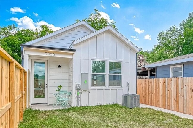 Photo - 9306 Arledge St Unidad A