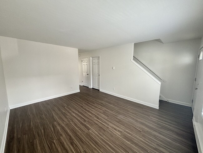 Building Photo - Sundale Townhomes