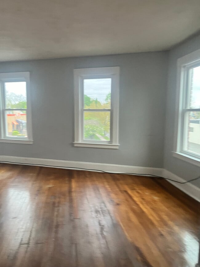 Photo - 757 Maple Ave Unit Big for rent