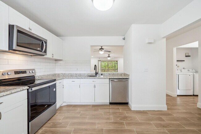 Photo - 1507 Lakeview Dr E