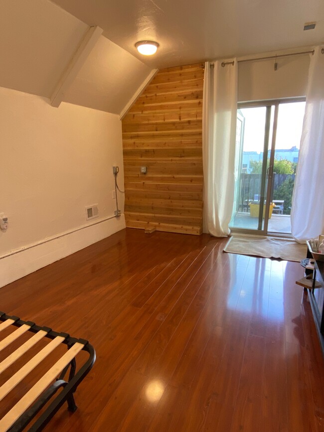 Living room, 9ft tall ceiling - 1815 40th Ave Apartments Unit A