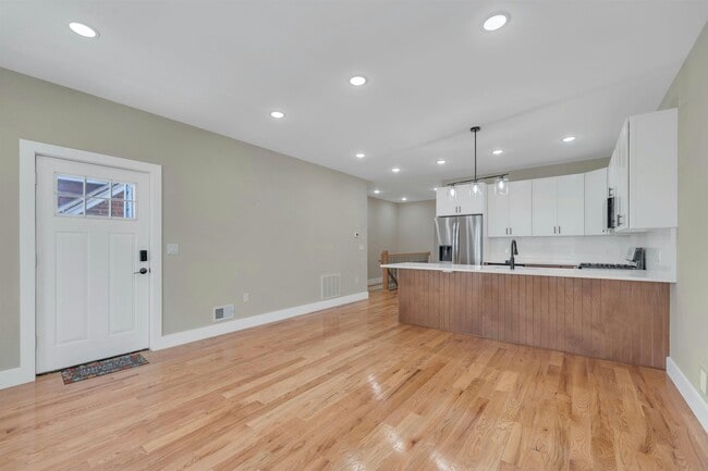 Building Photo - 275 Pearsall Ave Unit 1 Rental