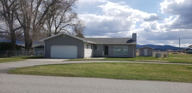 Beautiful Home with Large Yard, Privacy & ... - Beautiful Home with Large Yard, Privacy & ...