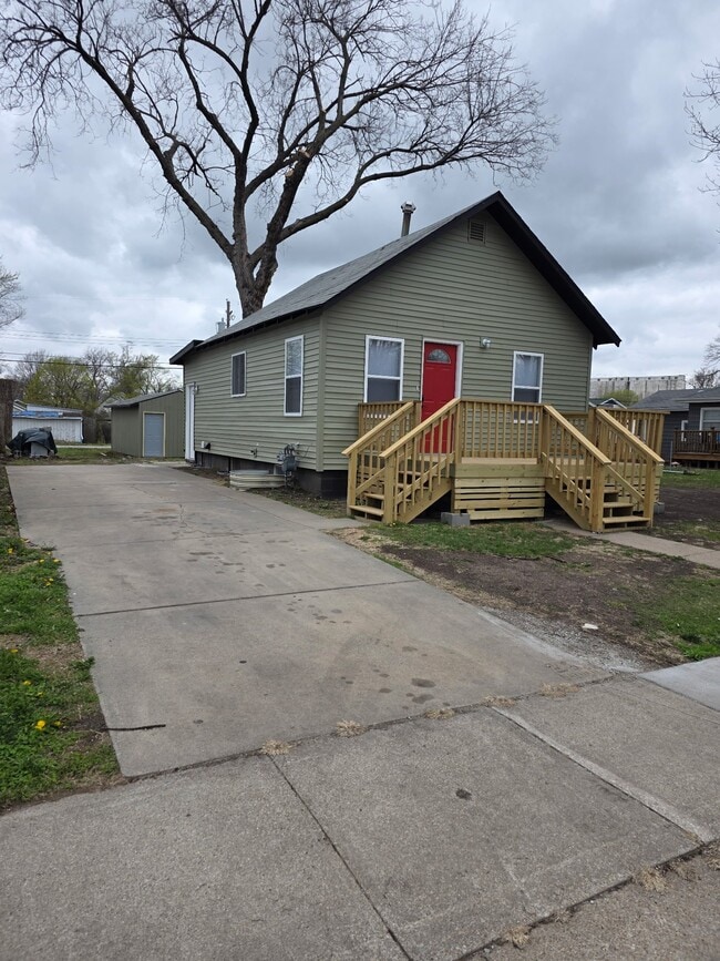 Photo - 2025 N 31st St