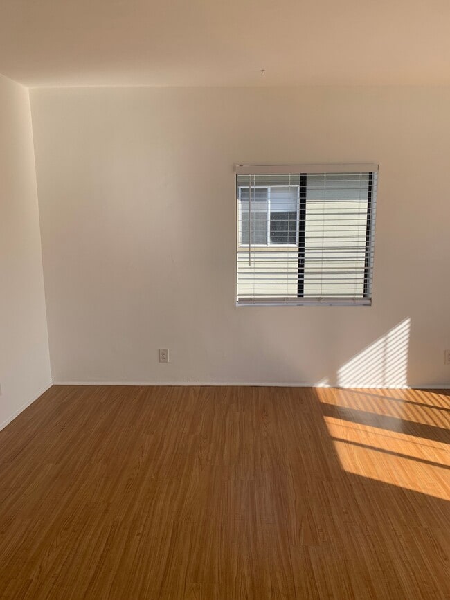 Photo - 1915 Warfield Ave Unit 4