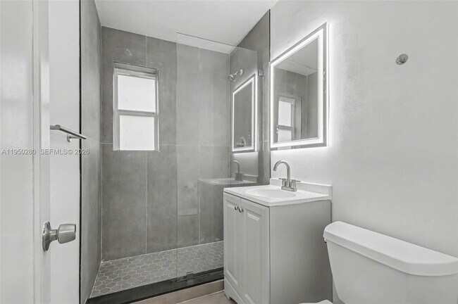 Building Photo - 9160 NE 8th Ave Unit 2J