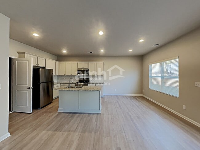 Photo - 214 Omega Ct