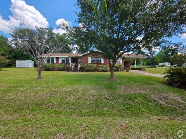 Building Photo - 4BR/2BA lake view home with covered back p...