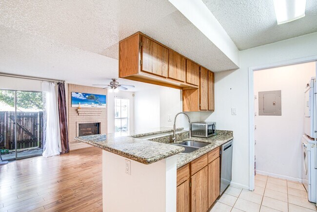 Building Photo - 3919 Fairmont Pkwy Unit 177