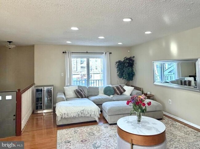 Photo - 2 HALSTEAD Pl