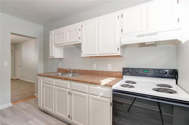 Photo - 1443 W 40th St