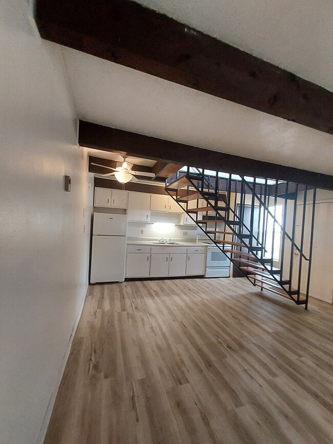 Building Photo - 185 Buckingham St Unit D