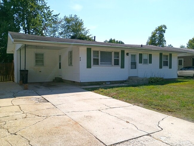 Building Photo - Cute 3Bed/1Bath house with fenced backyard