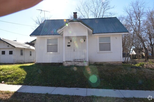 Building Photo - Great 2 Bedroom 1 Bathroom House $750!