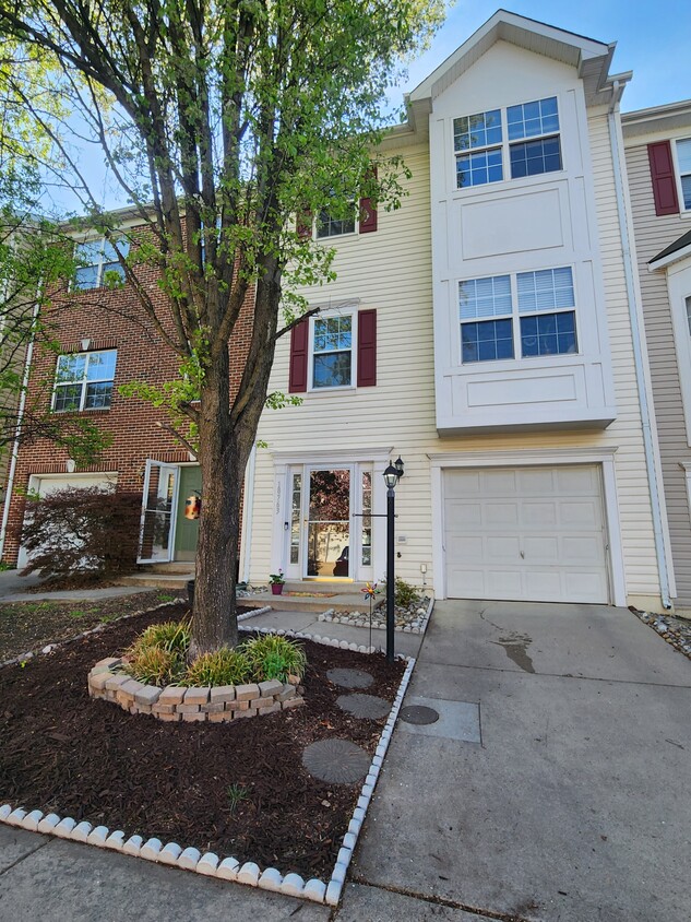 Photo - 18763 Trident Sq (Leesburg, VA)