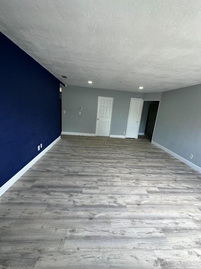 Photo - 727 Essex Rd