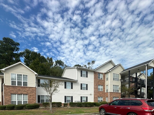 Summer Crest Apartments - Building Exterior