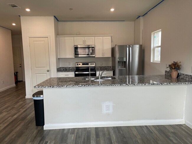 Photo - 932 Avagail Ave