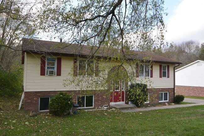 Building Photo - ***Ask about our Security Deposit Alternative!*** $899- Remodeled one bedroom apartment in Eastwood Unit 1313 Huntington #2