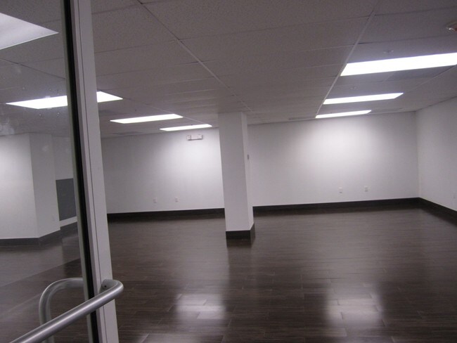 Private Entrance - Courvoisier Courts