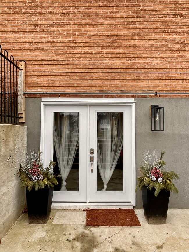 Votre entrée privée - 8 Burk Crt Unité Luxury Furnished Apt