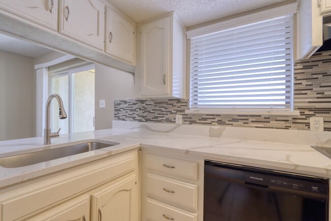 Photo - 707 Harbour Town Dr