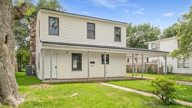 Building Photo - 1225 3rd Ave N Rental