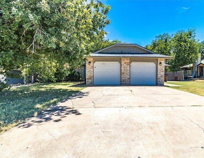 Building Photo - 701 Country Aire Dr Rental