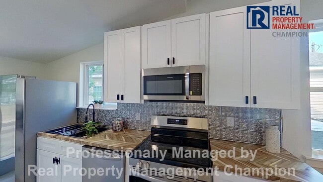 Photo - Freshly Renovated Minutes to downtown Wilmington dining, with off-street parking