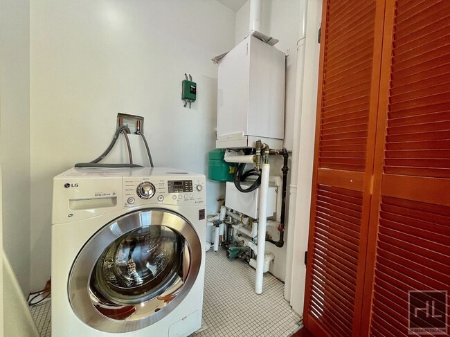 Gorgeous stabilized 1 bedroom with private balancony and in unit washer/dryer