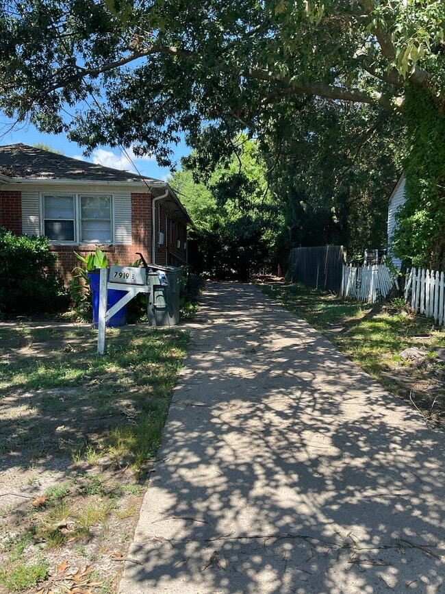 Building Photo - 7919 Redmon Rd Unit 7919 Redmon Rd Apt B