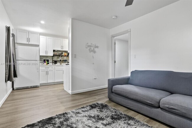 Photo - 920 SW 30th St Unit 2