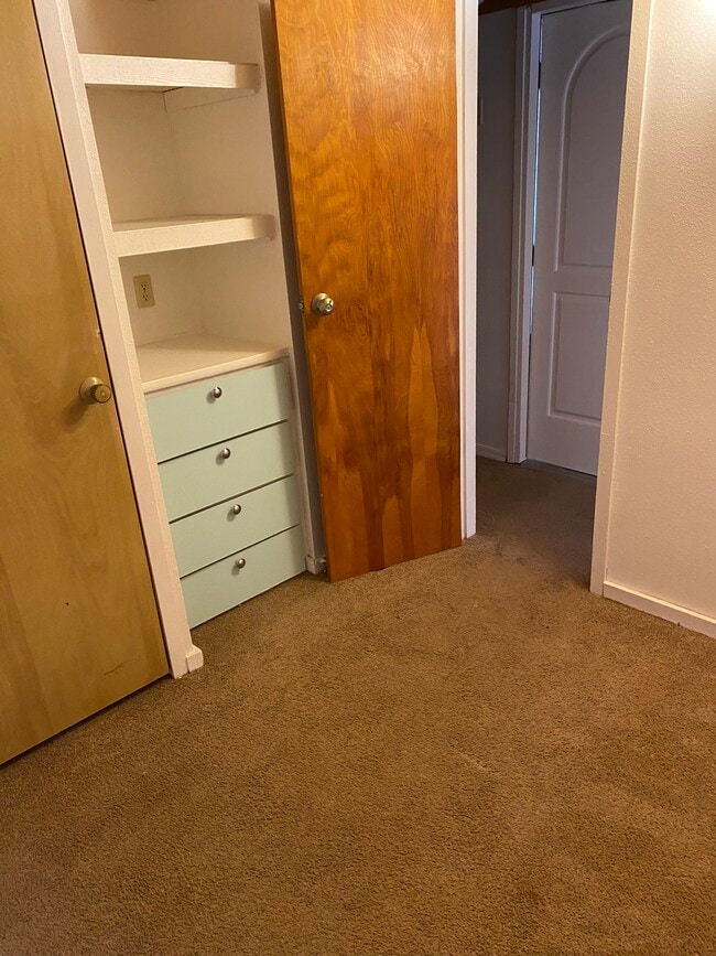 Dormitorio 1 - 808 N Easy St