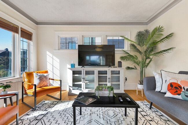 Building Photo - 710 10th Ave E Unit SI ID1035931P