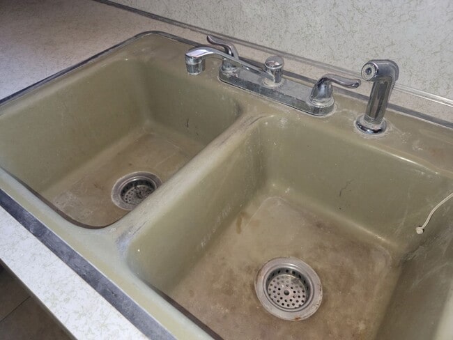 Photo - 3 bedroom 2 bathroom with 2 car garage. Unit 4040 Hawthorne Rd #1