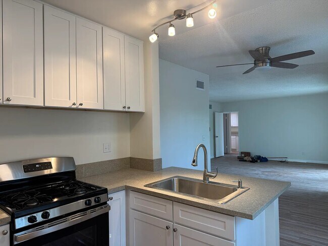Building Photo - 510 E Cypress Ave