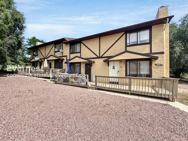 Building Photo - 1985 Mineola Ct