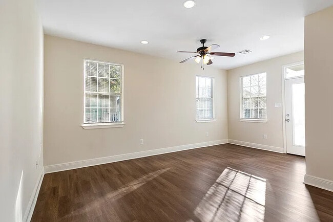 Photo - 2408 Oak Aly