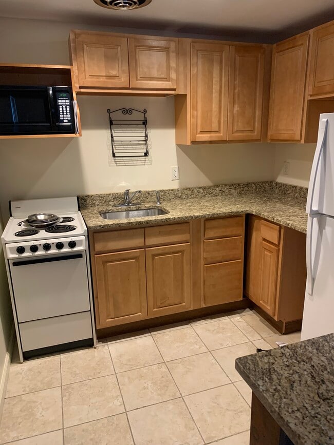 Building Photo - 20 White Deer Plz Unit 1